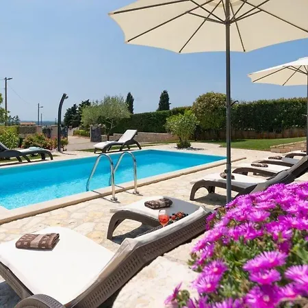 Casa Danijel With Pool ホテル