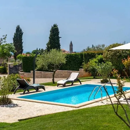 Casa Danijel With Pool ホテル Kaštelir