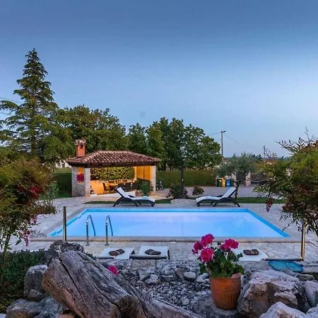 Casa Danijel With Pool ホテル Kaštelir